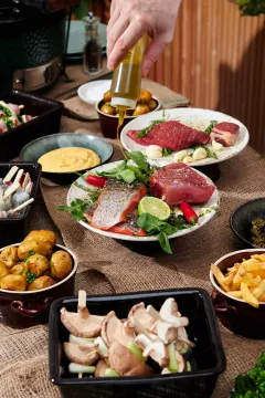 Léto s vůni grilu na terase restaurace Alcron: stylové BBQ neděle v srdci Prahy - foto 5 | brand photo