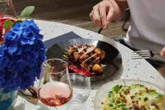 Léto s vůni grilu na terase restaurace Alcron: stylové BBQ neděle v srdci Prahy - foto 1 | brand photo