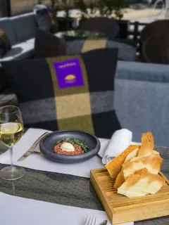 Zahradní elegance a dokonalé chutě: večeře na terase Restaurace Monastiq  - foto 6 | brand photo