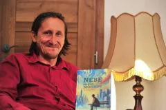 Tomáš Sedlák o románu Nebe mělo modrou: Příběh o hledání světla v obyčejnosti - foto 3 | brand photo