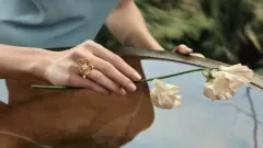 Van Cleef & Arpels uvádí kolekci Flowerlace jako současný hold botanické eleganci - foto 4 | brand photo