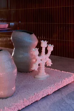 Almanac X Alcron Prague představuje porcelánový pop-up značky Křehký a Lindy Pro