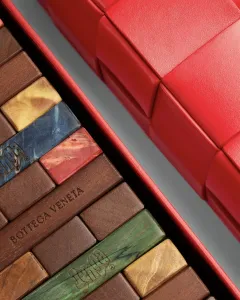 Bottega Veneta mění pravidla hry: Luxusní Jenga set jako vrchol řemeslného designu