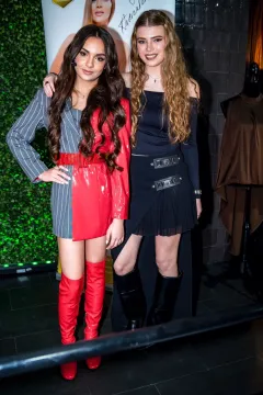 Patnáctiletá Sofie mění svět. Zpívá a zároveň pomáhá 