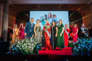 Zleva: moderátor večera Vojtěch Bernatský, za organizátora plesu MUDr. Ivana Kaderková, vítězka soutěže Dominika Handlová, Dis., zástupkyně poroty ředitelka odboru ošetřovatelské a sociální péče AGEL Ing. Kristina Krausová, MBA, a Sestra sympatie 2024 Jaroslava Rožánková