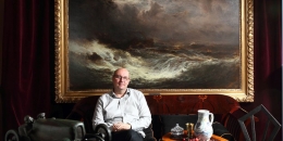 Tomáš Hejtmánek s Ajvazovského obrazem Bouře na moři, vlevo Stefanova Bugatti, vpravo Janákova židle 