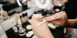 Vyzkoušejte séra s aktivní kyselinou hyaluronovou od Smyssly - foto 1 | brand photo
