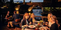 Dokonalou atmosféru při večeři nad Vltavou poznáte jen v restauraci Mlýnec - foto 1 | brand photo