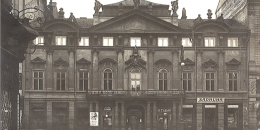 Palác Savarin v roce 1916 | ve spodních patrech byla Záložna, v první patře první středoevropské kasíno s poutavým plakátem u vstupního portálu.