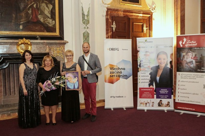 Zleva Gabriela Křivánková, spoluzakladatelka yourchance o.p.s. Libuše Houdová, ředitelka dětského domova Vysoká Pec, Jana Merunková, ředitelka yourchance o.p.s. a David Macek, výkonný ředitel Nadace DRFG