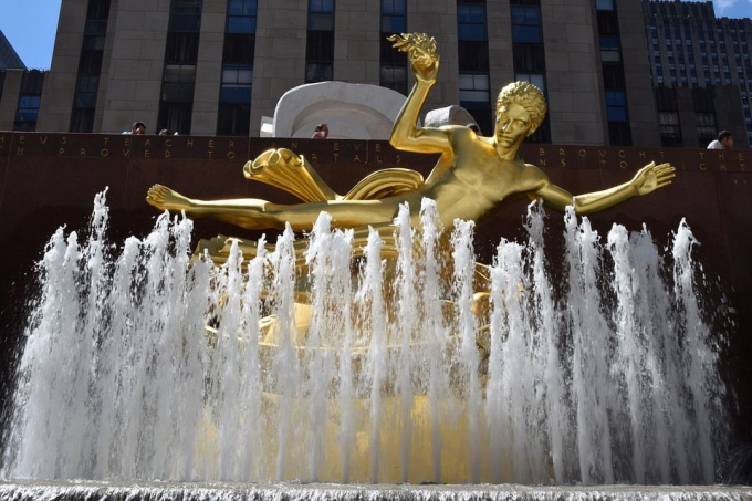 Prométheova fontána před Rockefellerovým centrem v New Yorku, dějištěm aukce