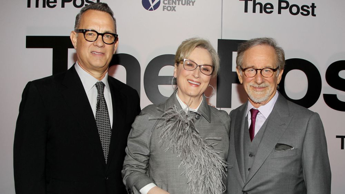 Steven Spielberg s hlavními hvězdami filmu, Tomem Hanksem a Meryl Streepovou Steven Spielberg s hlavními hvězdami filmu, Tomem Hanksem a Meryl Streepovou