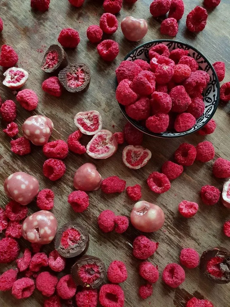 Nechte lásku projít žaludkem! Pochutnejte si se svými milými na sušených jahodách a malinách v lahodné čokoládě! - foto 2 | brand photo