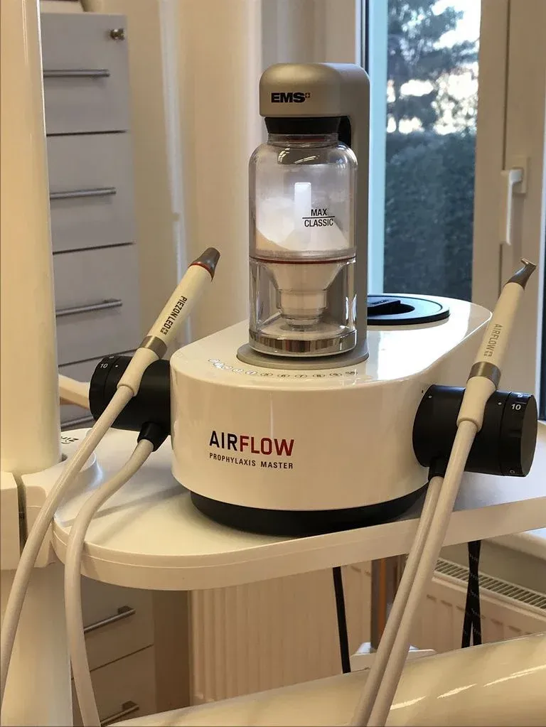 Díky technologii Air flow, která je používána v ordinaci dentální hygieny Novodental, získáte zářivý úsměv - foto 4 | brand photo