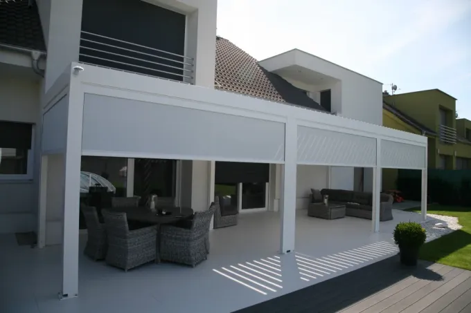 Délka jedné pergoly dosahuje 6 950 mm. Pokud však potřebujete delší, společnost Sun System nabízí unikátní možnost spojování více pergol dohromady. Zdroj: sunsystem.cz