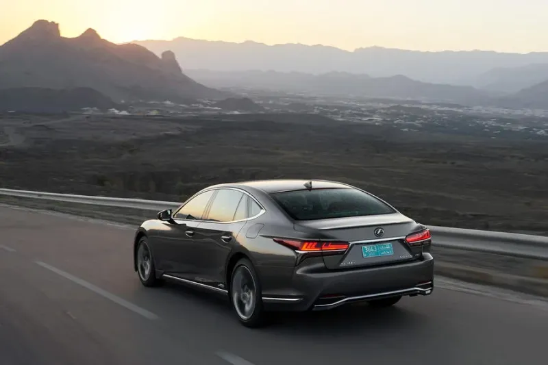Užijte si pohodlí a luxus v limuzíně Lexus LS 500h - foto 2 | brand photo