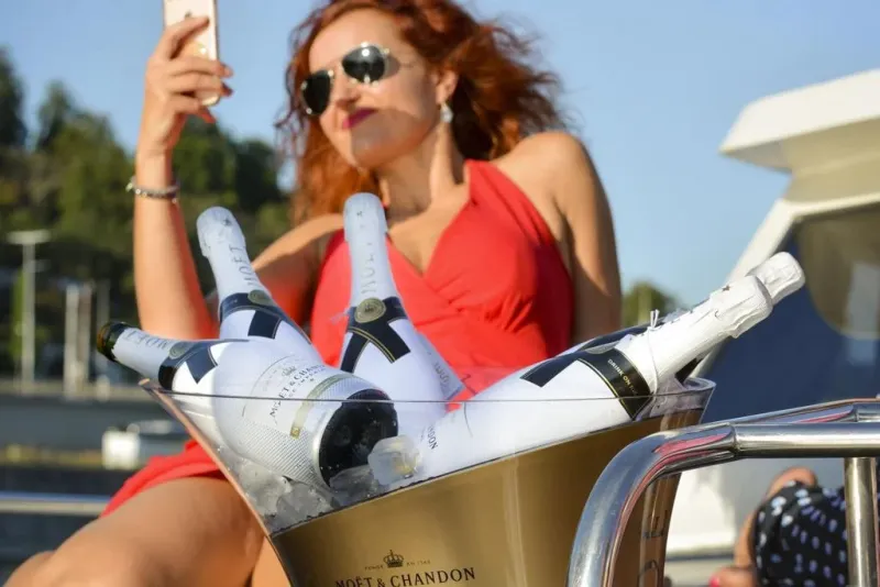Oslava na lodi Explorer se šampaňským Moet & Chandon - foto 3 | brand photo
