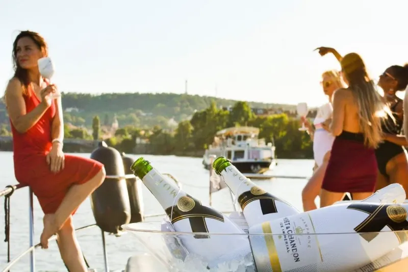 Oslava na lodi Explorer se šampaňským Moet & Chandon - foto 4 | brand photo
