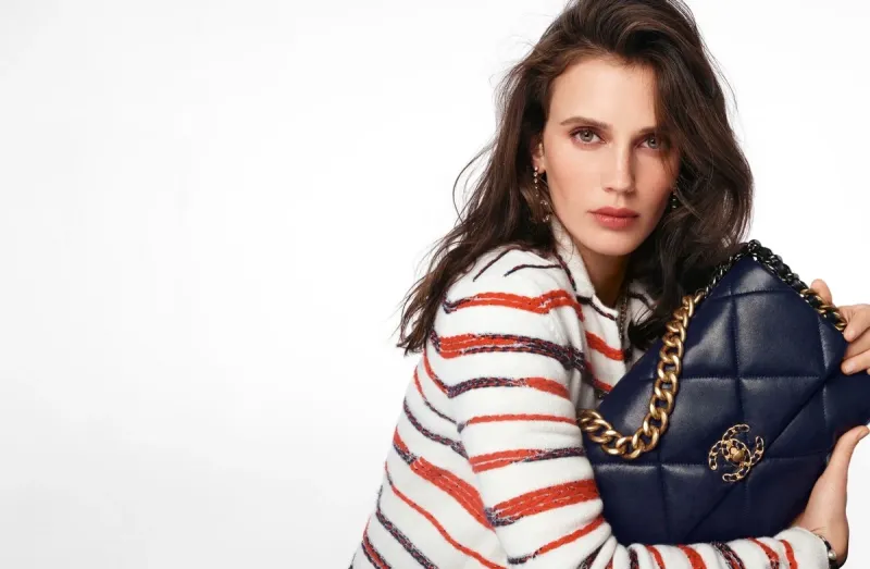 Nadčasová kabelka CHANEL 19 je velkým úspěchem stejnojmenné značky - foto 2 | brand photo