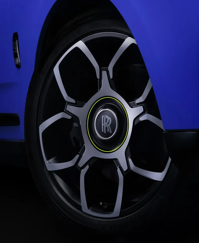 NOVÉ ODSTÍNY NEON NIGHTS ROZZÁŘÍ VOZY ROLLS-ROYCE Z ŘADY BLACK BADGE  - foto 4 | brand photo