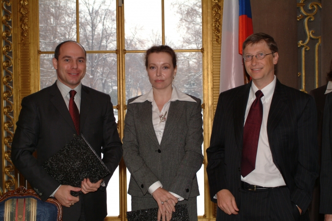 V Praze v lednu 2004 Bill Gates, Petra Buzková a Jiří Devát podepsali licenční smlouvu Microsoft pro celé české školství.