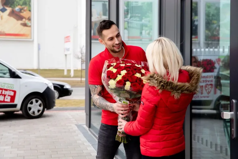 Potěšte maminku na Den matek kyticí 100 růží z Florea.cz - foto 2 | brand photo