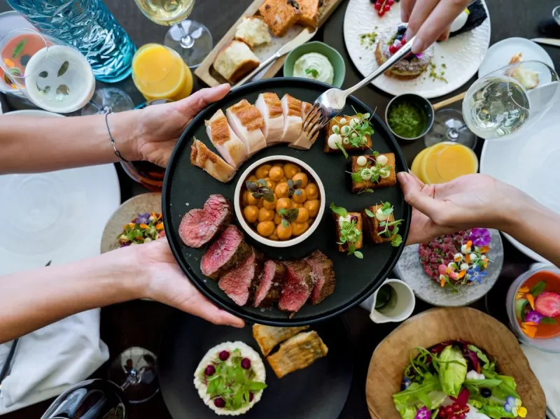 Dokonalou atmosféru při večeři nad Vltavou poznáte jen v restauraci Mlýnec - foto 2 | brand photo
