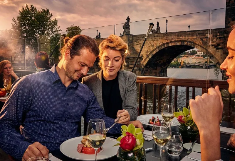 Dokonalou atmosféru při večeři nad Vltavou poznáte jen v restauraci Mlýnec - foto 4 | brand photo