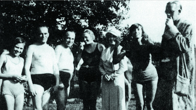 Foto: Futura Praha / Táflrundisté spolu trávili prázdniny (třetí zleva Karel Steinbach, vedle něj Olga Scheinpflugová, první zprava Ferdinand Peroutka)