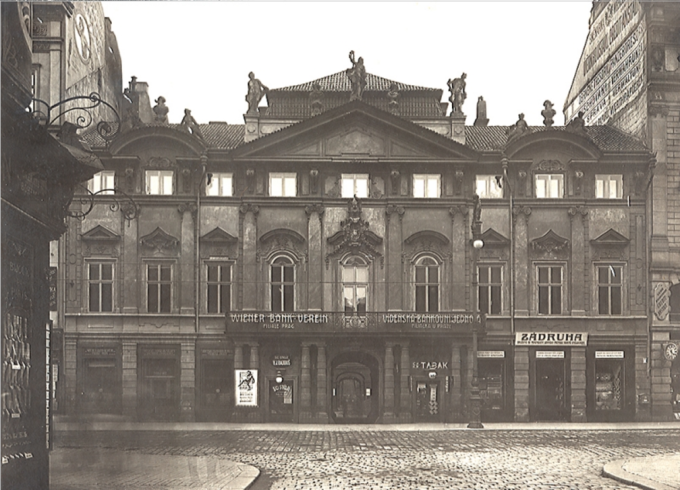Palác Savarin v roce 1916 | ve spodních patrech byla Záložna, v první patře první středoevropské kasíno s poutavým plakátem u vstupního portálu.