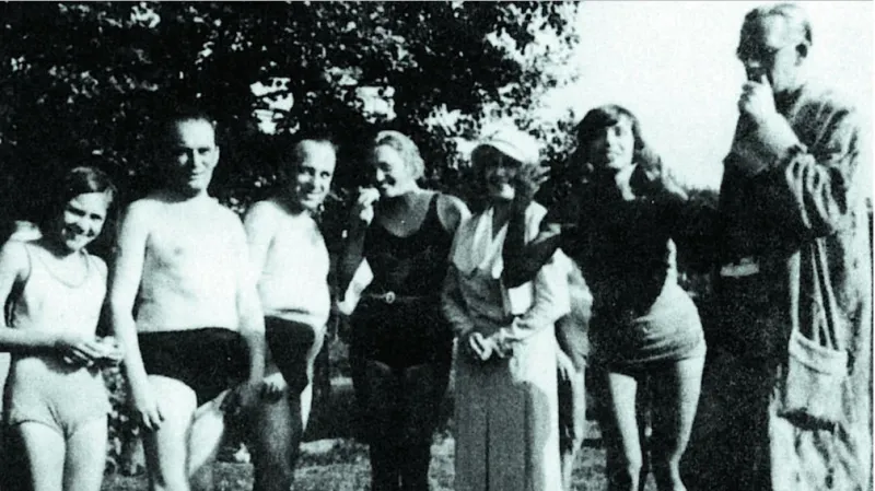 Foto: Futura Praha / Táflrundisté spolu trávili prázdniny (třetí zleva Karel Steinbach, vedle něj Olga Scheinpflugová, první zprava Ferdinand Peroutka)