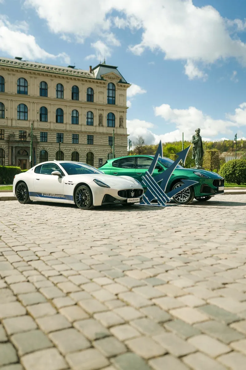 Maserati slaví 110 let od založení značky instalací plastiky trojzubce a modelů Maserati před pražským Rudolfinem - foto 5 | brand photo