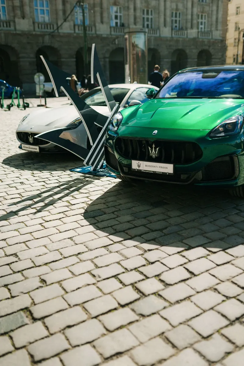Maserati slaví 110 let od založení značky instalací plastiky trojzubce a modelů Maserati před pražským Rudolfinem - foto 2 | brand photo
