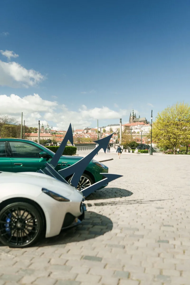Maserati slaví 110 let od založení značky instalací plastiky trojzubce a modelů Maserati před pražským Rudolfinem - foto 3 | brand photo
