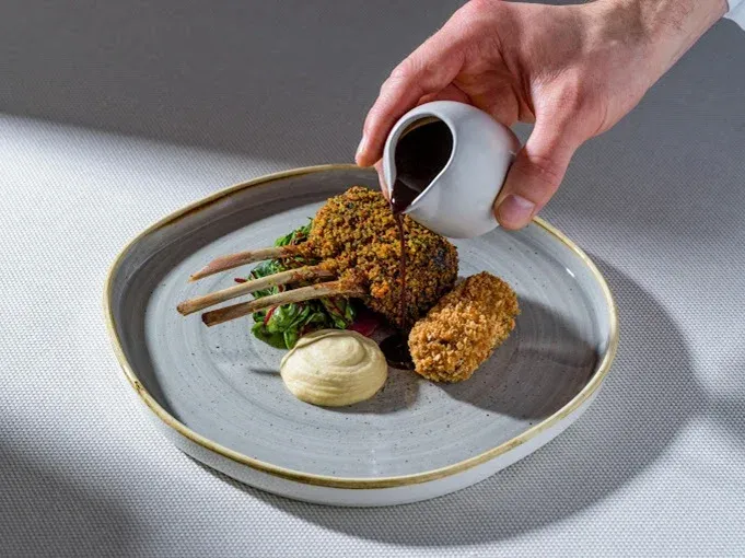 Monastiq Restaurant : luxusní prostředí a moderní gastronomie v srdci Prahy - foto 5 | brand photo