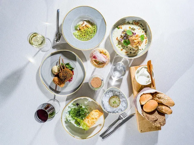 Monastiq Restaurant : luxusní prostředí a moderní gastronomie v srdci Prahy - foto 7 | brand photo