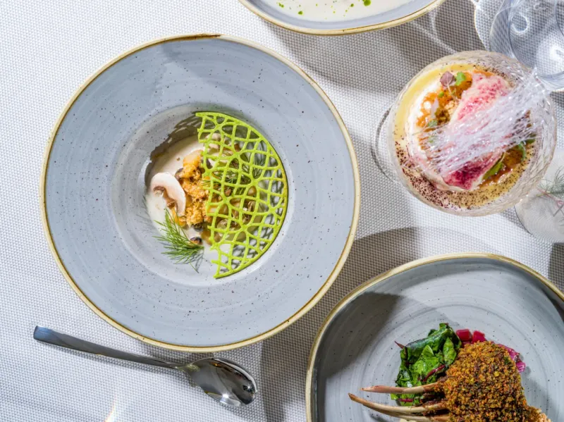 Monastiq Restaurant : luxusní prostředí a moderní gastronomie v srdci Prahy - foto 3 | brand photo