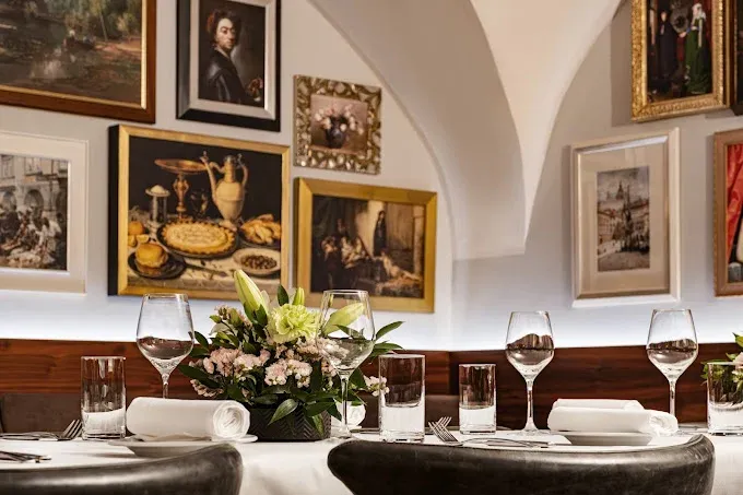 Monastiq Restaurant : luxusní prostředí a moderní gastronomie v srdci Prahy - foto 2 | brand photo