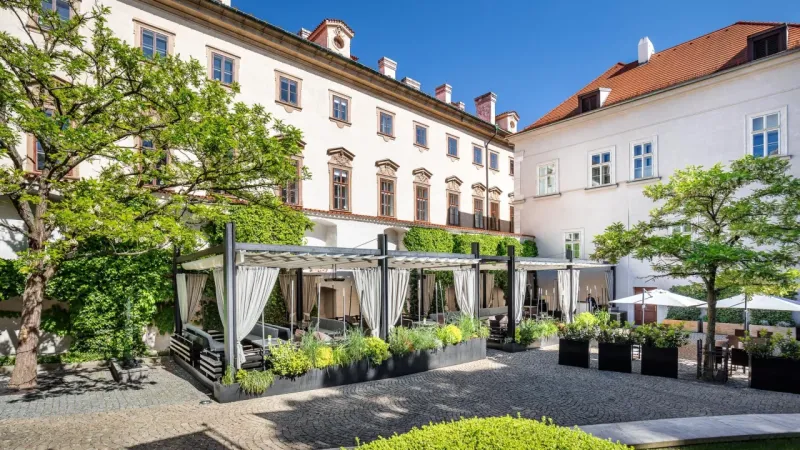 Letní oběd na terase Monastiq Restaurant: klidný luxus a promyšlená gastronomie  - foto 2 | brand photo