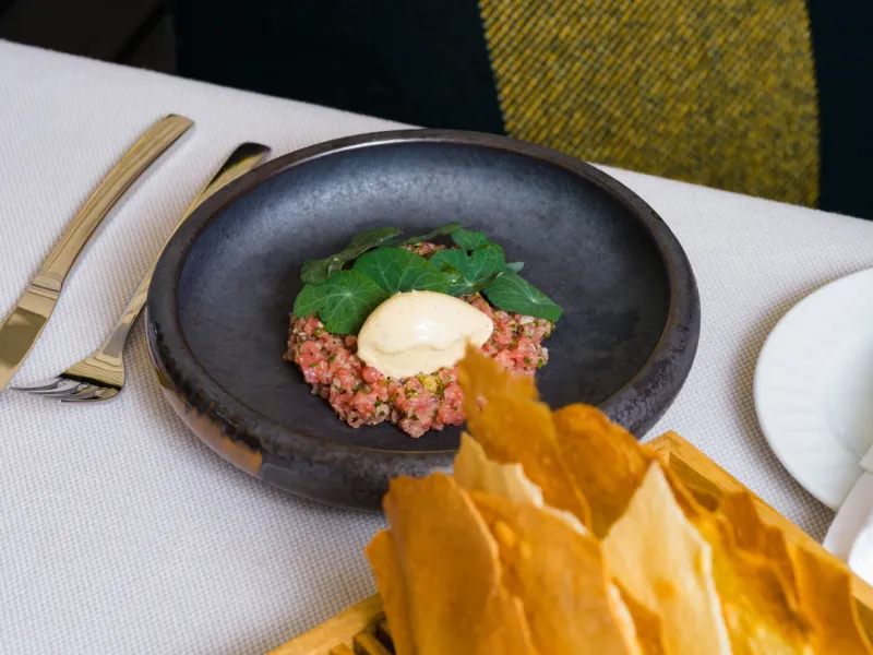 Letní oběd na terase Monastiq Restaurant: klidný luxus a promyšlená gastronomie  - foto 3 | brand photo