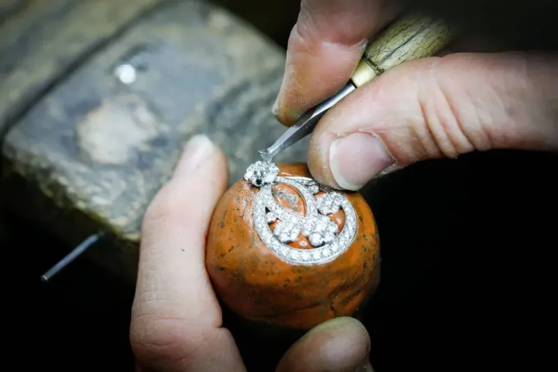 Van Cleef & Arpels vzdává poctu zimní eleganci kolekcí Snowflake Classic High Jewellery - foto 2 | brand photo