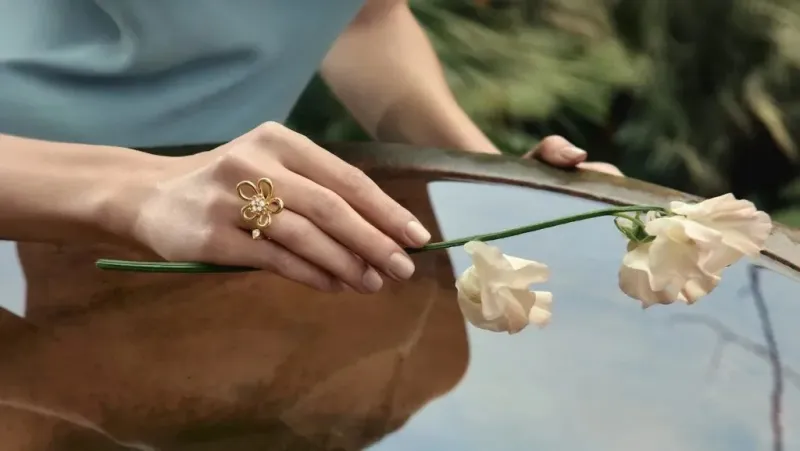 Van Cleef & Arpels uvádí kolekci Flowerlace jako současný hold botanické eleganci - foto 4 | brand photo