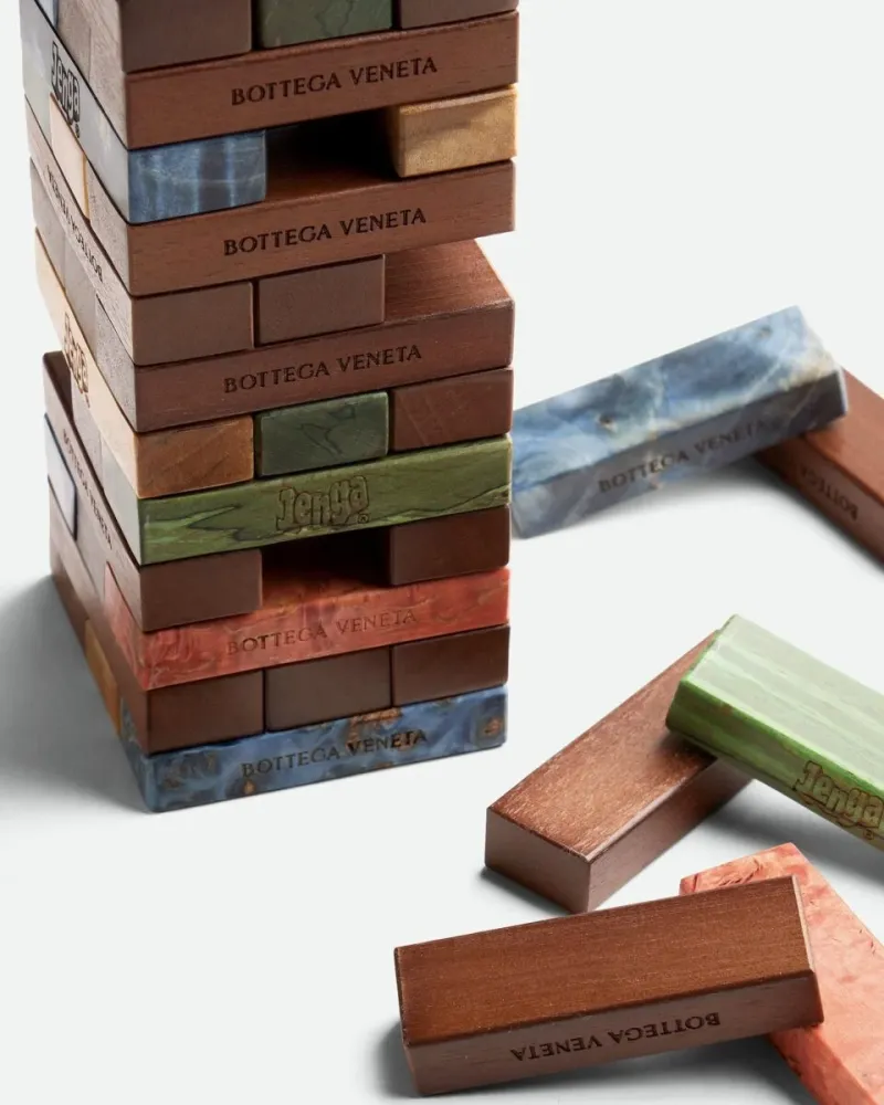 Bottega Veneta mění pravidla hry: Luxusní Jenga set jako vrchol řemeslného designu