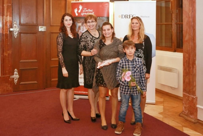 Gabriela Křivánková, Jana Merunková, Petra Vosecká se synem a Lenka Sálová, ředitelka Nadačního fondu Lasvit