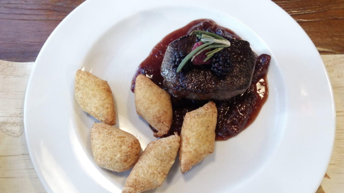 jelení steak s fíkovo-datlovým glazé a domácími kroketami