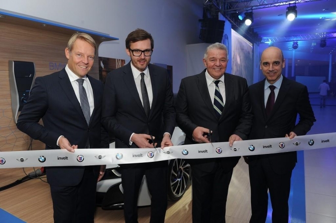  Christoph von Tschirschintz, prezident pro střední a jihovýchodní Evropu BMW Group; Harald Hoelzl, generální ředitel BMW Group CZ; Ing. Jiří Jirovec, generální ředitel a spolumajitel společnosti Invelt; Dr. Nicolas Peter, viceprezident BMW Group pro Evropu