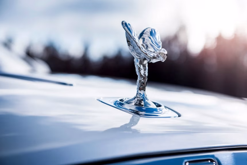 SOŠKA ROLLS-ROYCE SPIRIT OF ECSTASY: MÍŘÍ STÁLE VYSOKO - foto 1 | brand photo